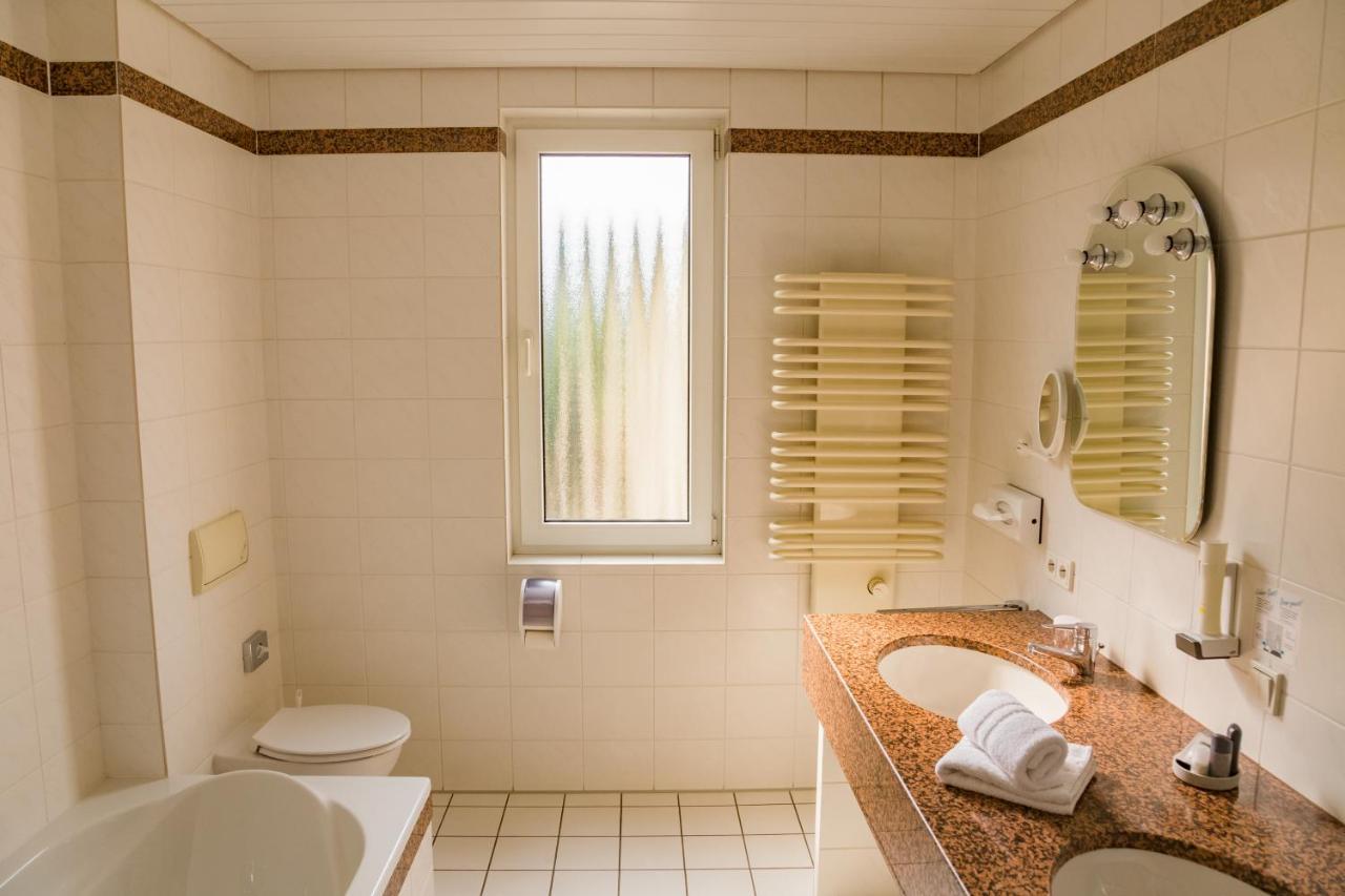 Hotel-Restaurant Zur Krone Loehnberg Bagian luar foto