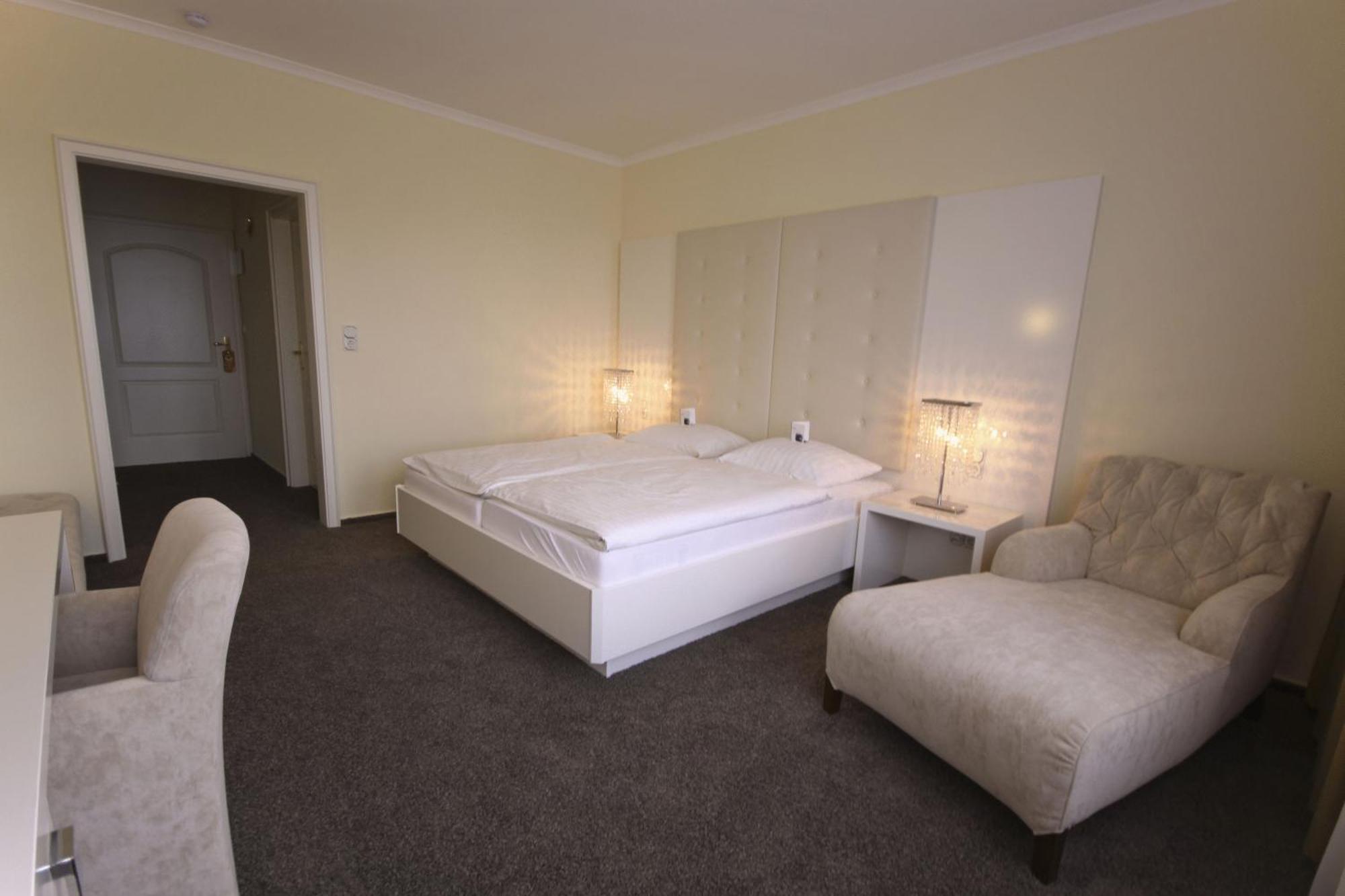 Hotel-Restaurant Zur Krone Loehnberg Bagian luar foto
