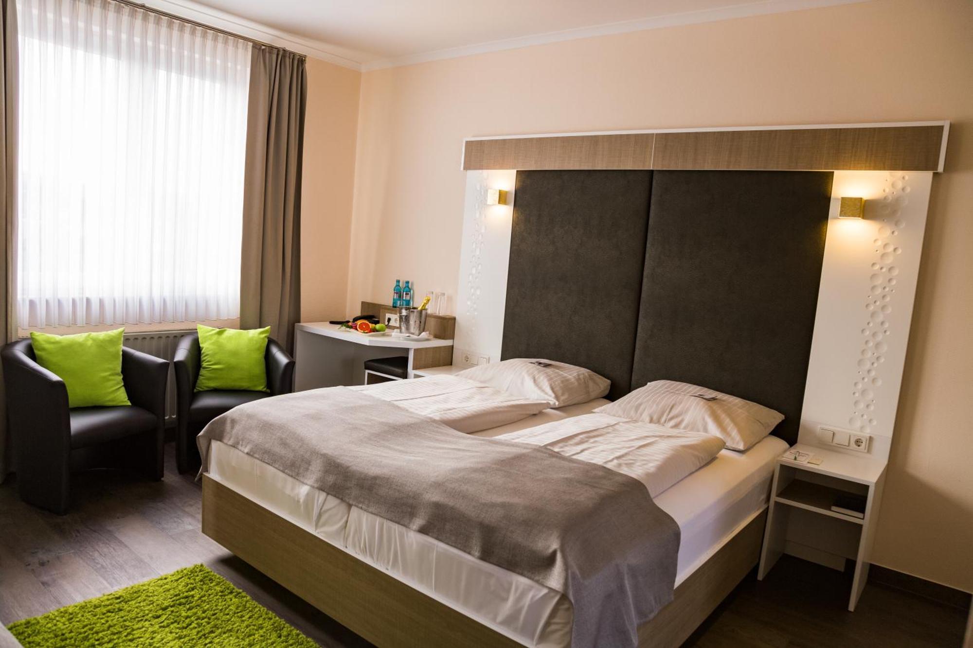 Hotel-Restaurant Zur Krone Loehnberg Bagian luar foto