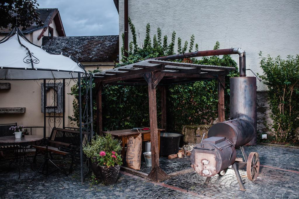 Hotel-Restaurant Zur Krone Loehnberg Bagian luar foto