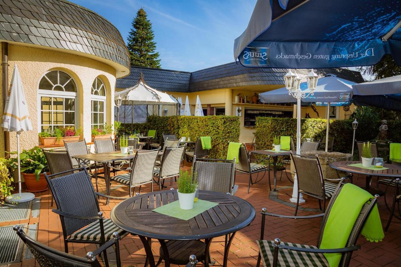 Hotel-Restaurant Zur Krone Loehnberg Bagian luar foto